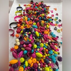B. Toys Pop Arty Colorful Kids Snap Bead 500 Set